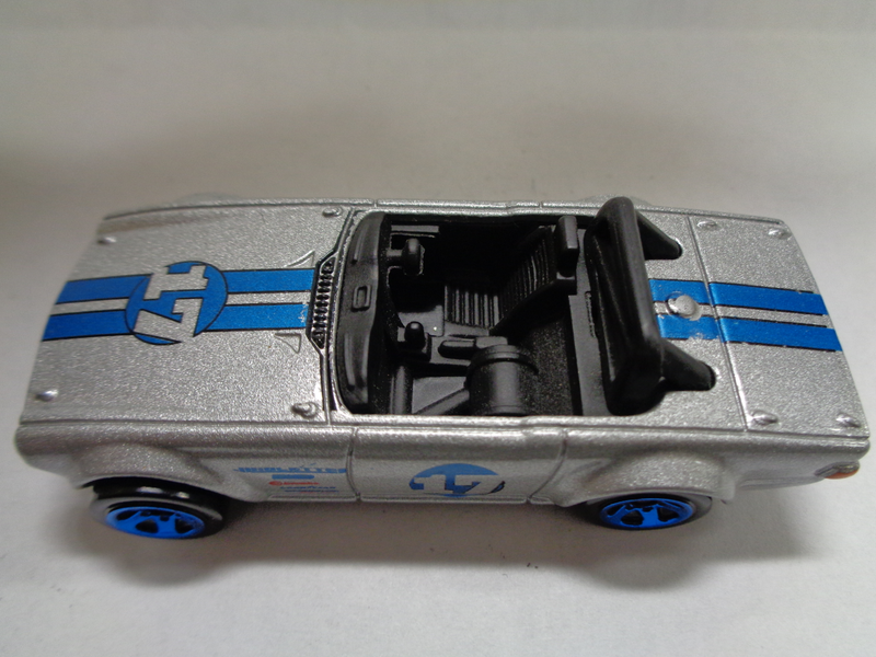Illustration for article titled THURSDAY ON THE THAMES - TRIUMPH TR6 BY HOT WHEELS